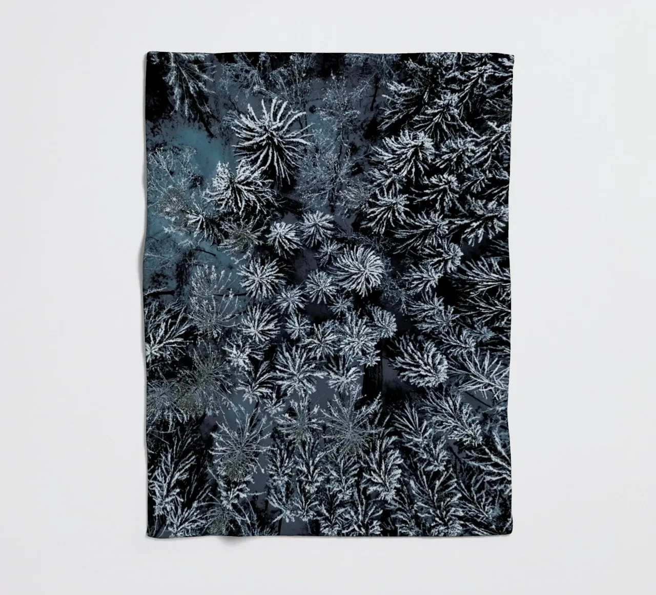 Path Through The Winter Forest coperta in pile da Studio Nahili