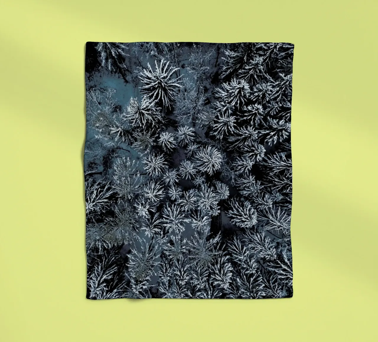 Path Through The Winter Forest coperta in pile da Studio Nahili