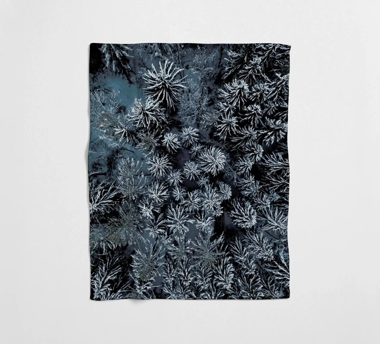 Path Through The Winter Forest coperta in pile da Studio Nahili