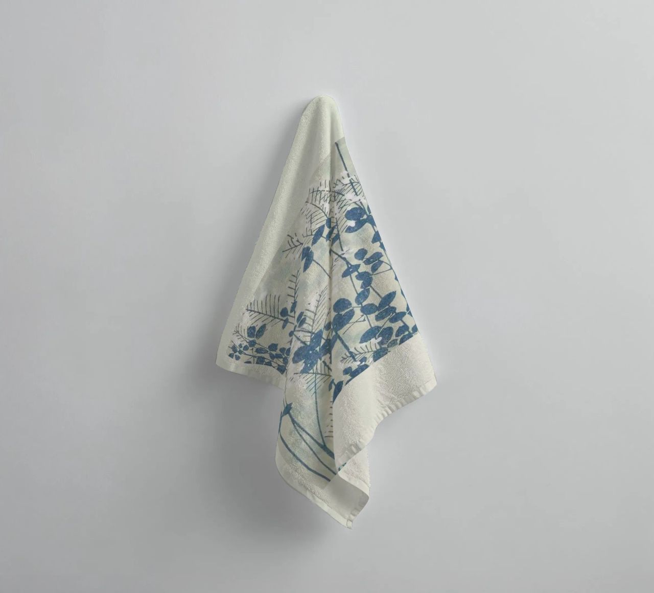 Shin-Bijutsukai - Leaves And Ferns Handtuch von Vintage by JUNIQE