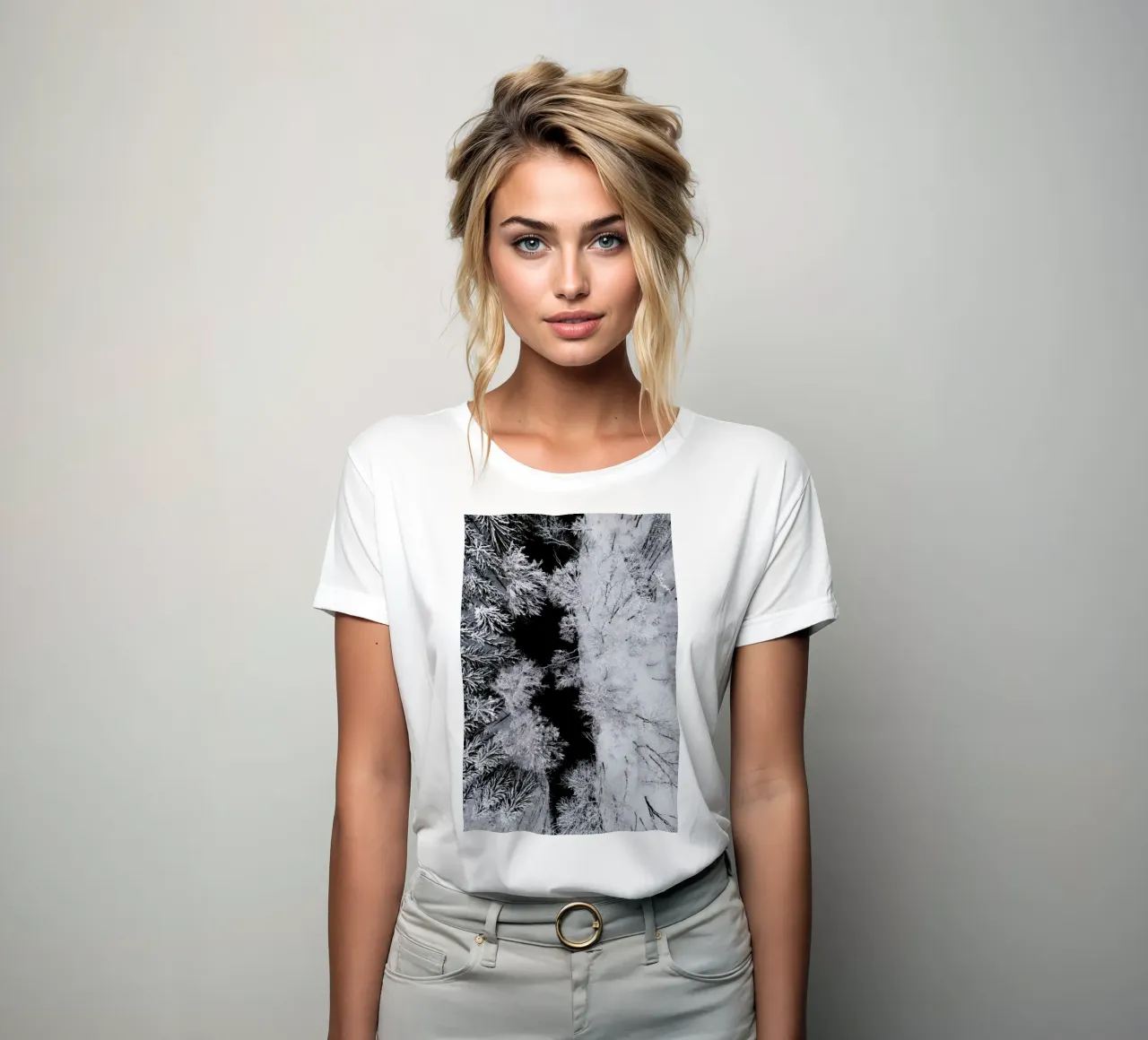 Black River Through The Snowy Winter Forest t-shirt da donna da Studio Nahili
