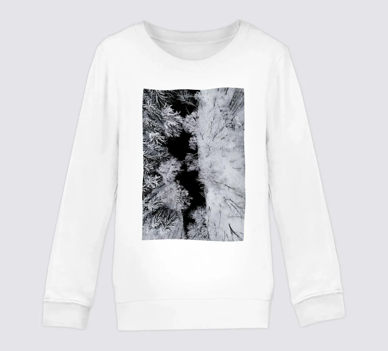 Black River Through The Snowy Winter Forest sudadera para niño de Studio Nahili