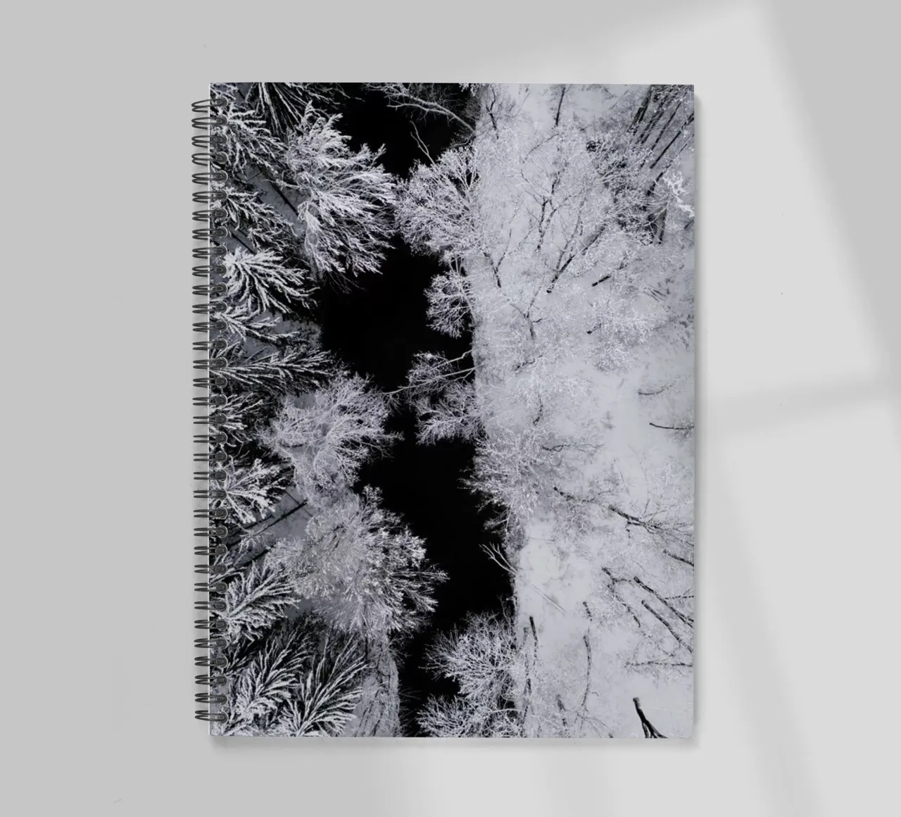 Black River Through The Snowy Winter Forest cuaderno de espiral de Studio Nahili