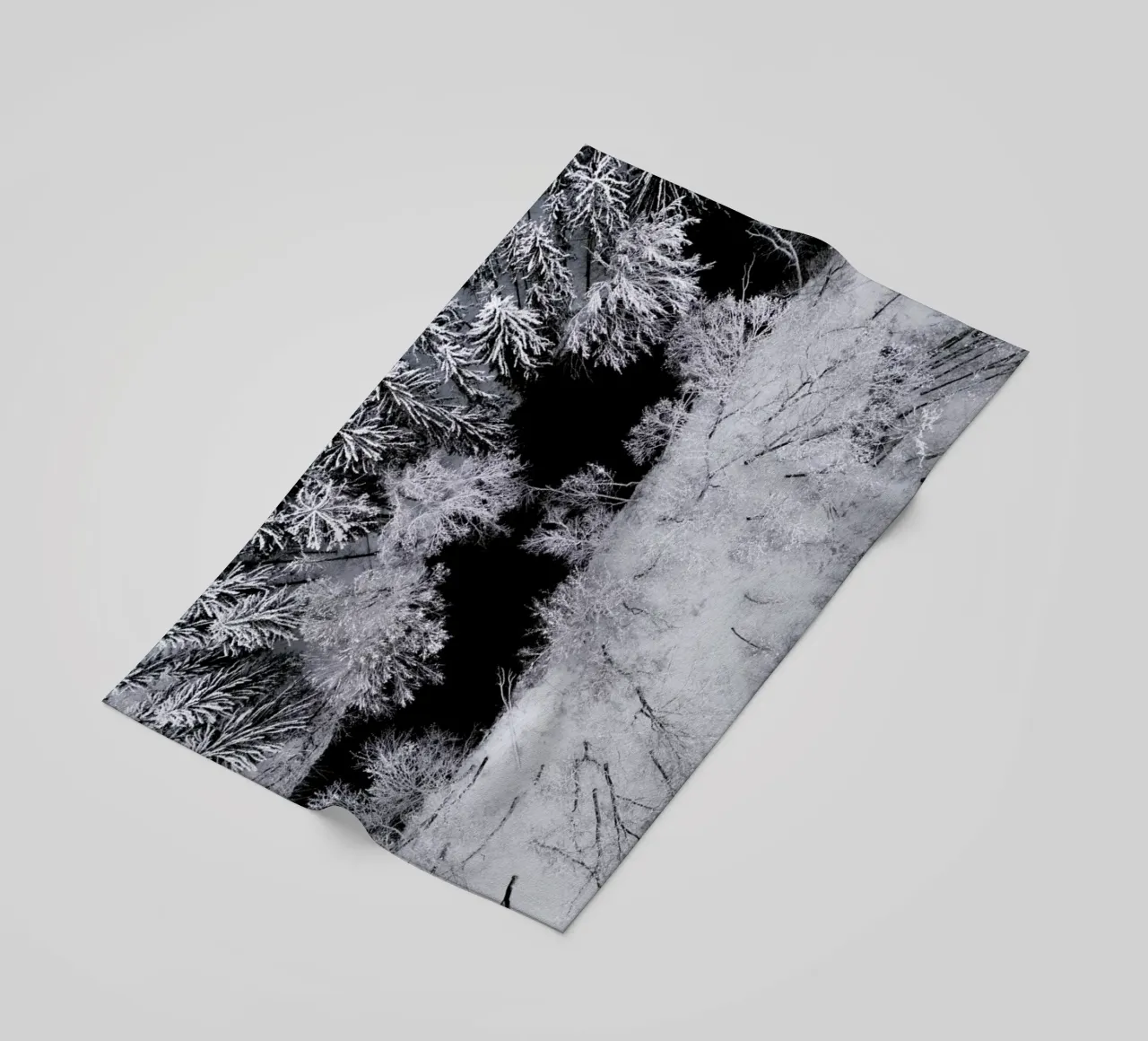Black River Through The Snowy Winter Forest telo mare da Studio Nahili