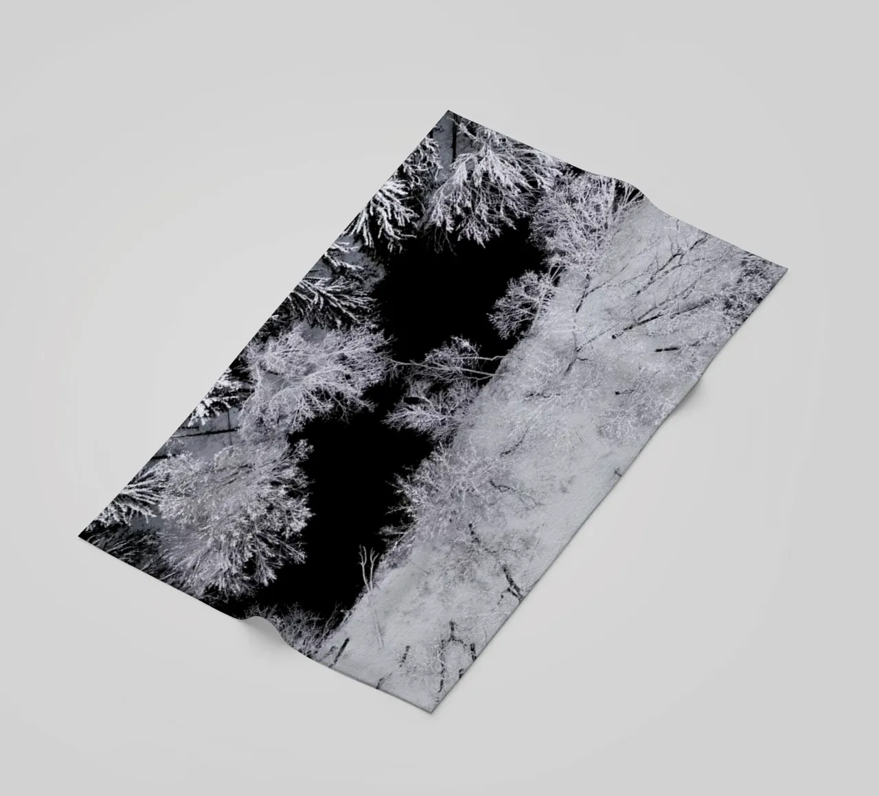 Black River Through The Snowy Winter Forest telo mare da Studio Nahili