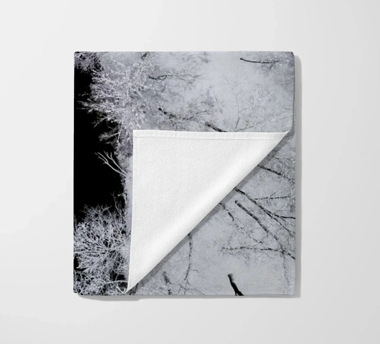 Black River Through The Snowy Winter Forest telo mare da Studio Nahili