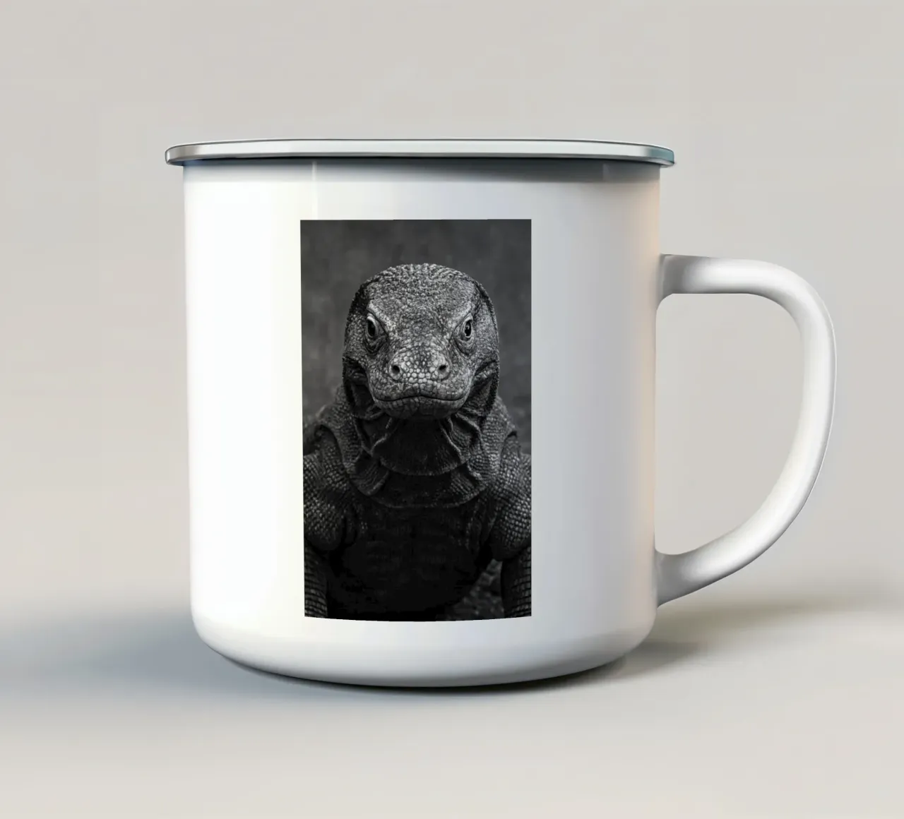 fotografia in bianco e nero di komodo tazza in smalto da the gunduls