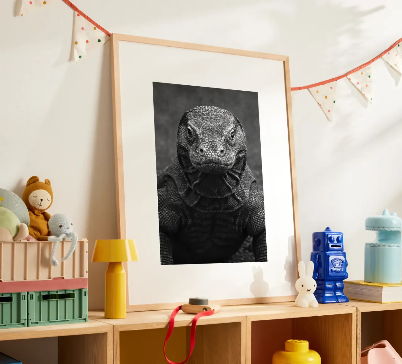 fotografia in bianco e nero di komodo poster con telaio in plastica da the gunduls