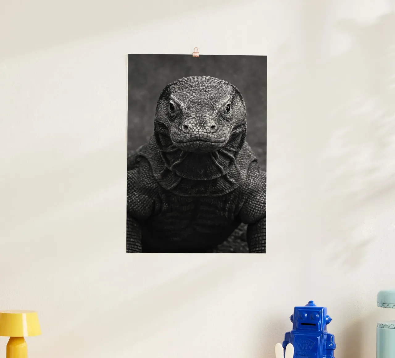 fotografia in bianco e nero di komodo poster con telaio in plastica da the gunduls