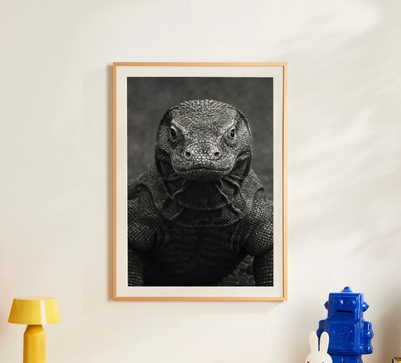 fotografia in bianco e nero di komodo poster con telaio in plastica da the gunduls