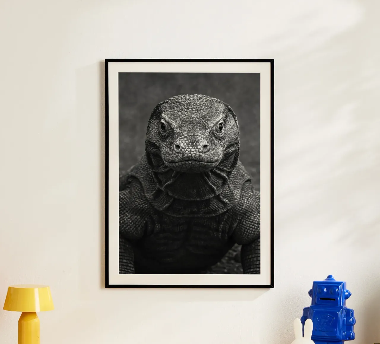 fotografia in bianco e nero di komodo poster con telaio in plastica da the gunduls