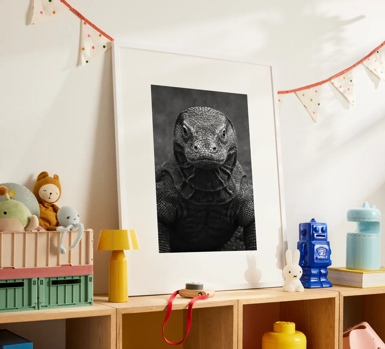 fotografia in bianco e nero di komodo poster con telaio in plastica da the gunduls