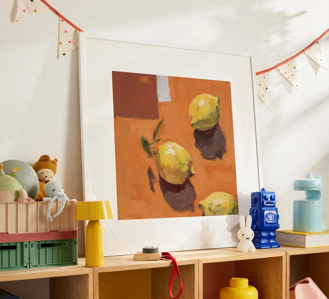 Silenzio d'oro agli agrumi poster con telaio in legno da Mystic Grain