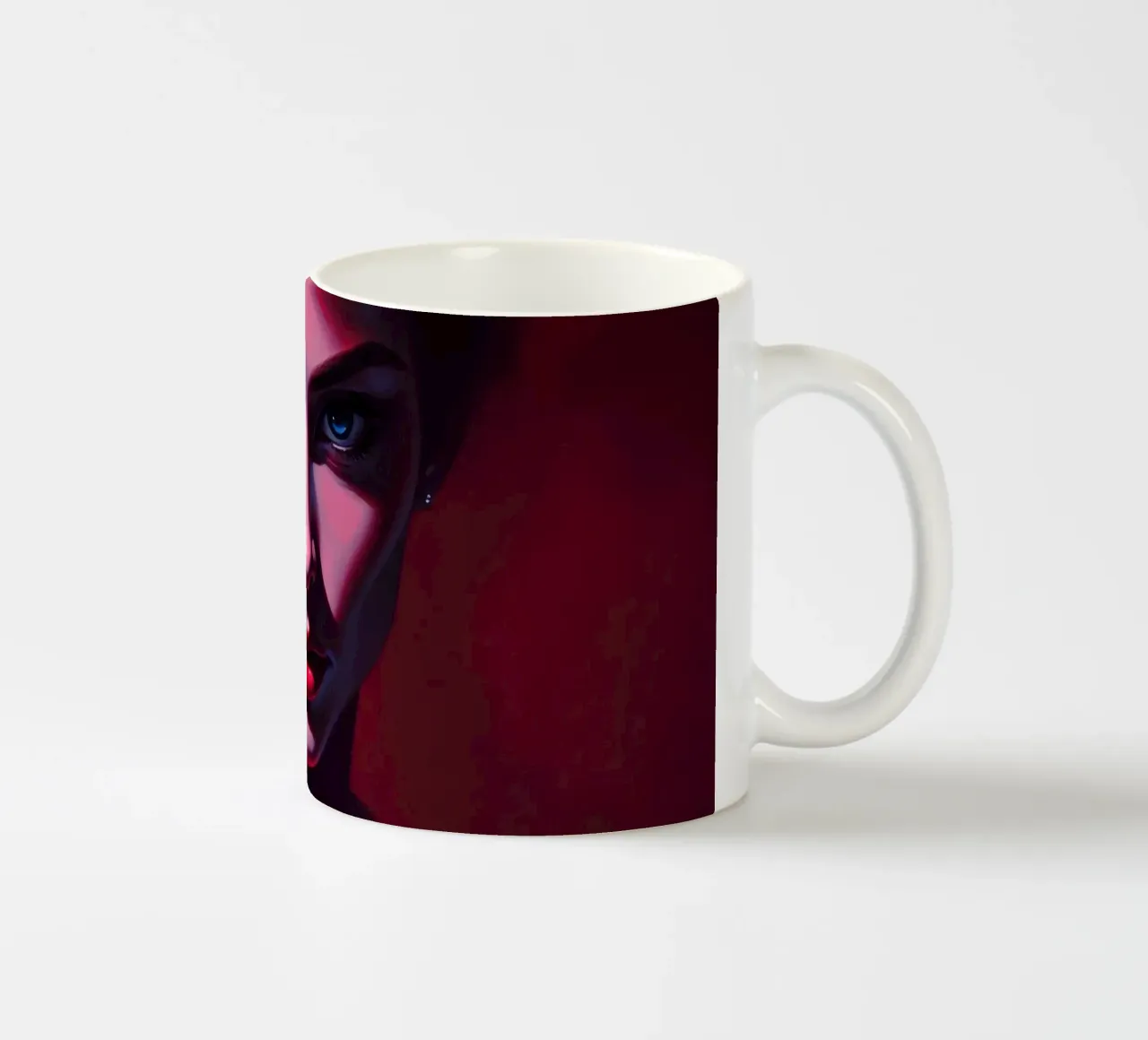 donna che mostra colori vivaci e un'espressione intensa tazza in ceramica da DesignDoodle