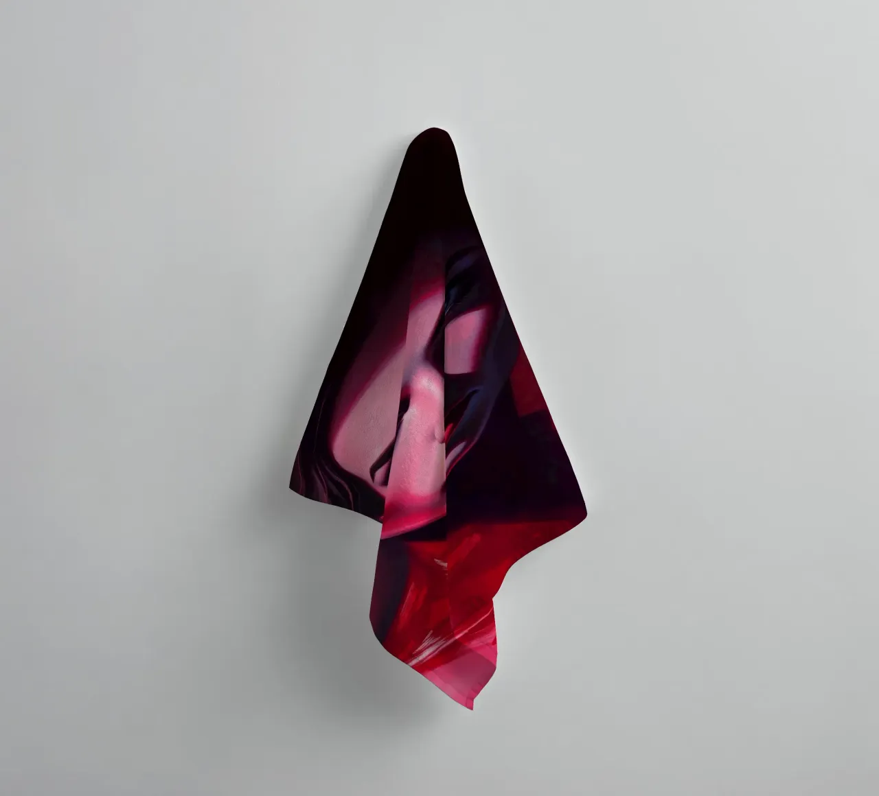 donna che mostra colori vivaci e un'espressione intensa asciugamano da bagno da DesignDoodle