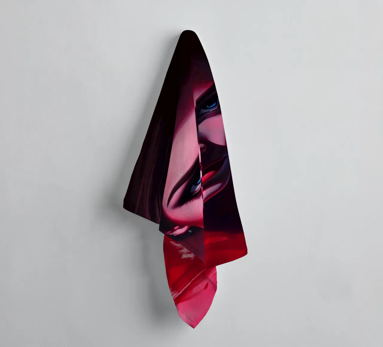 donna che mostra colori vivaci e un'espressione intensa asciugamano da bagno da DesignDoodle