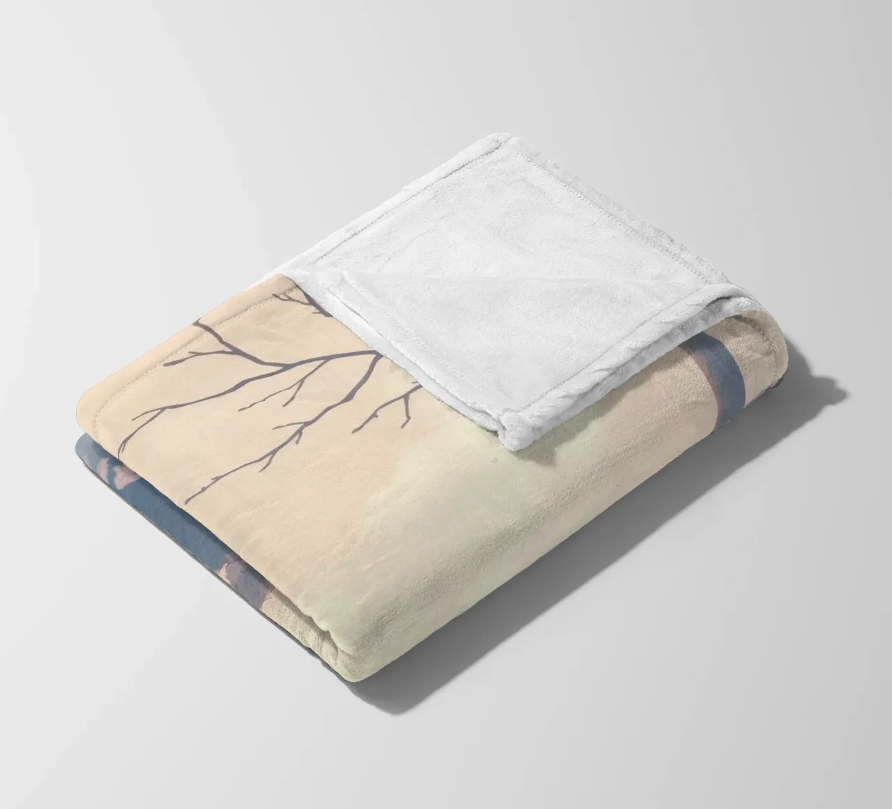 Junge sitzt auf einer Steinstufe, umgeben von Kirschblüten Fleecedecke von DesignDoodle