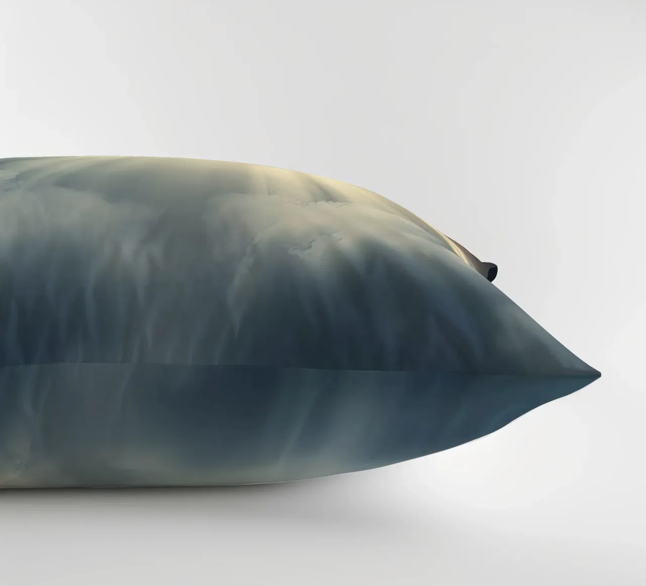 Raggi di sole che si infrangono tra le nuvole scure cuscino da DesignDoodle
