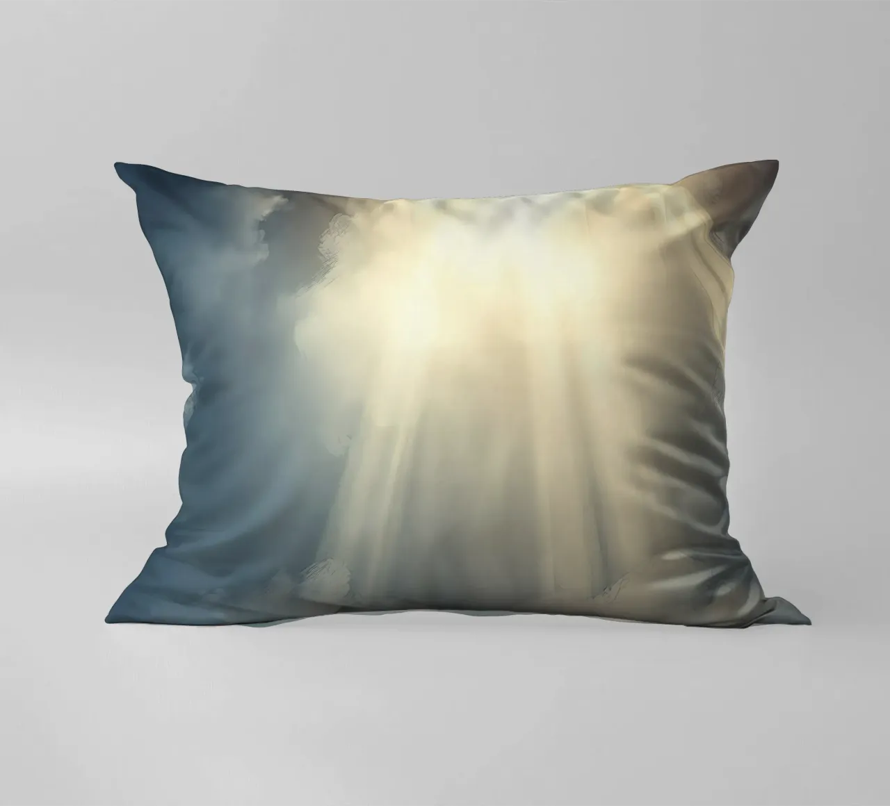 Raggi di sole che si infrangono tra le nuvole scure cuscino da DesignDoodle
