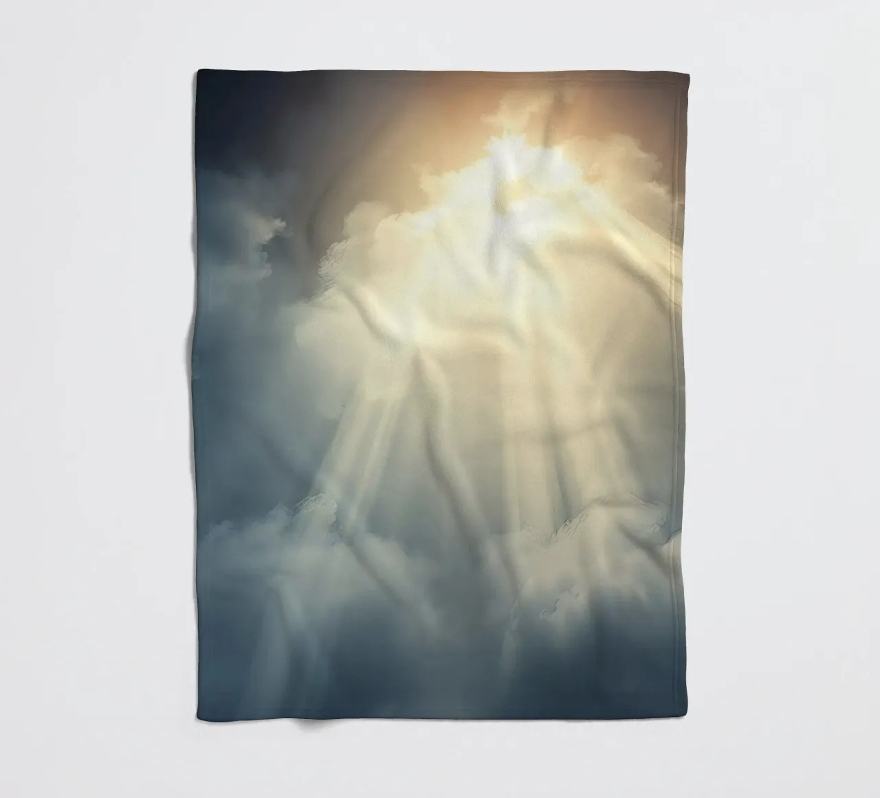 Raggi di sole che si infrangono tra le nuvole scure coperta in pile da DesignDoodle