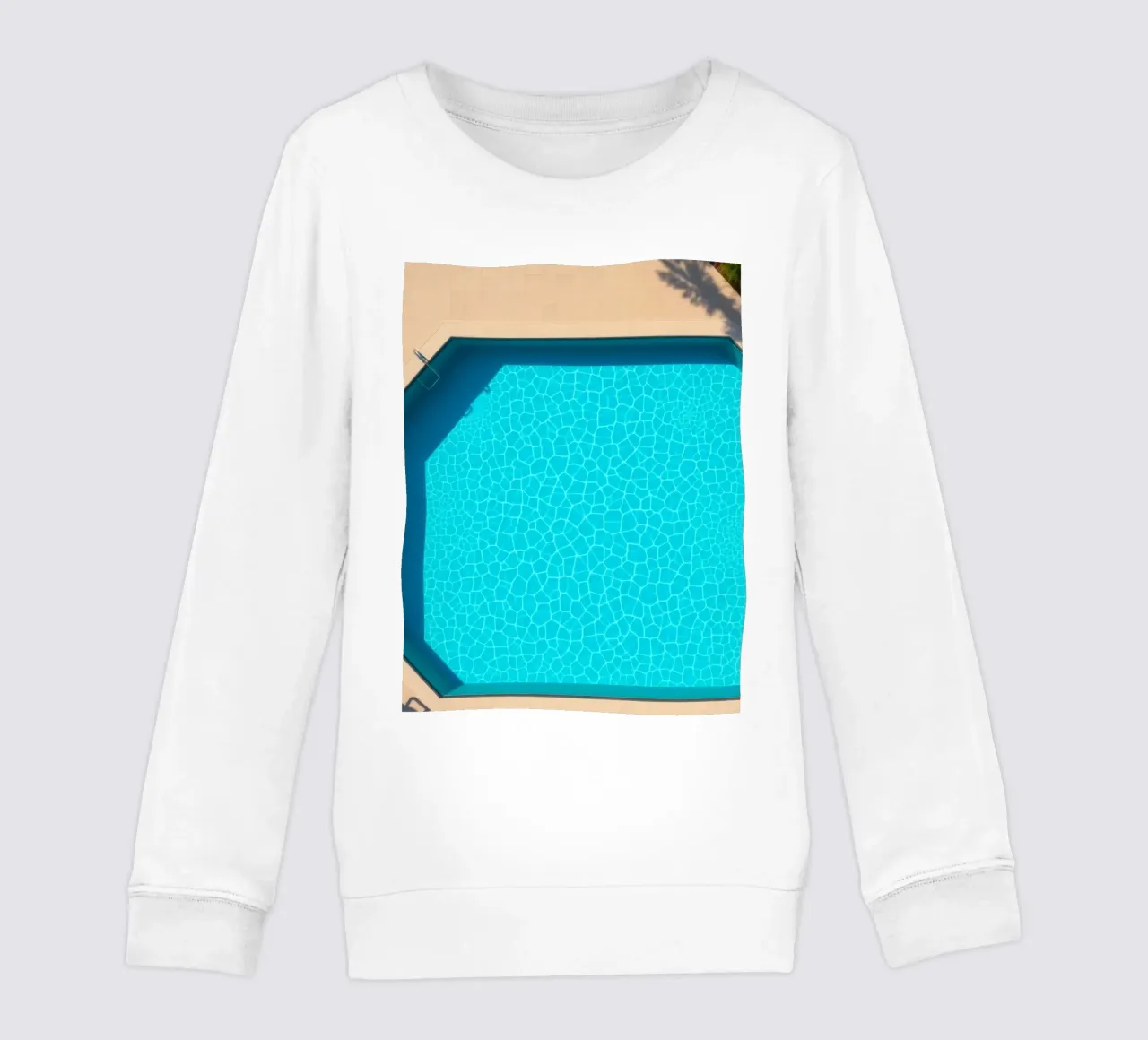 Piscine bleu vif entourée d'un patio ensoleillé sweat enfant de DesignDoodle