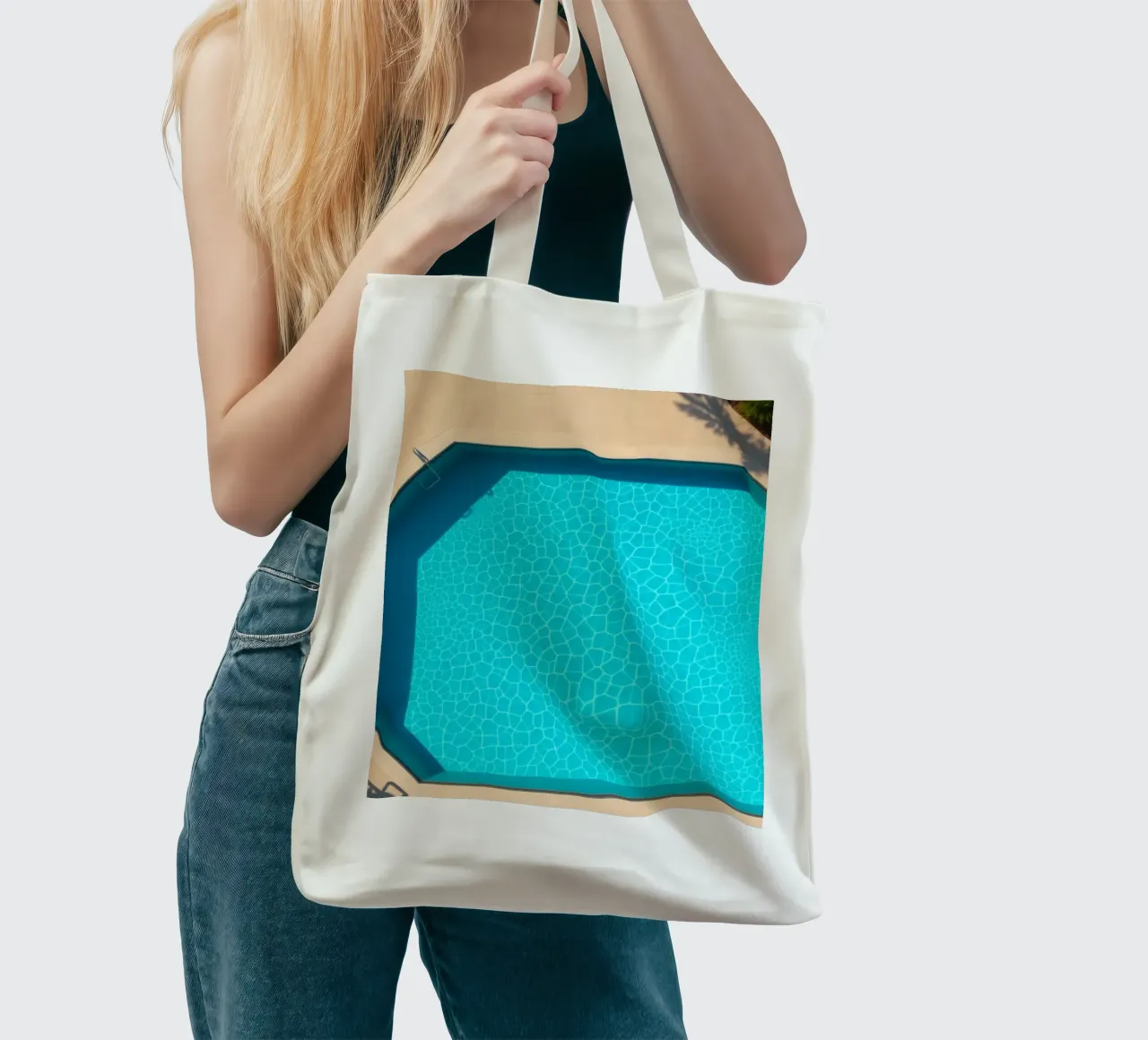 Piscine bleu vif entourée d'un patio ensoleillé tote bag de DesignDoodle