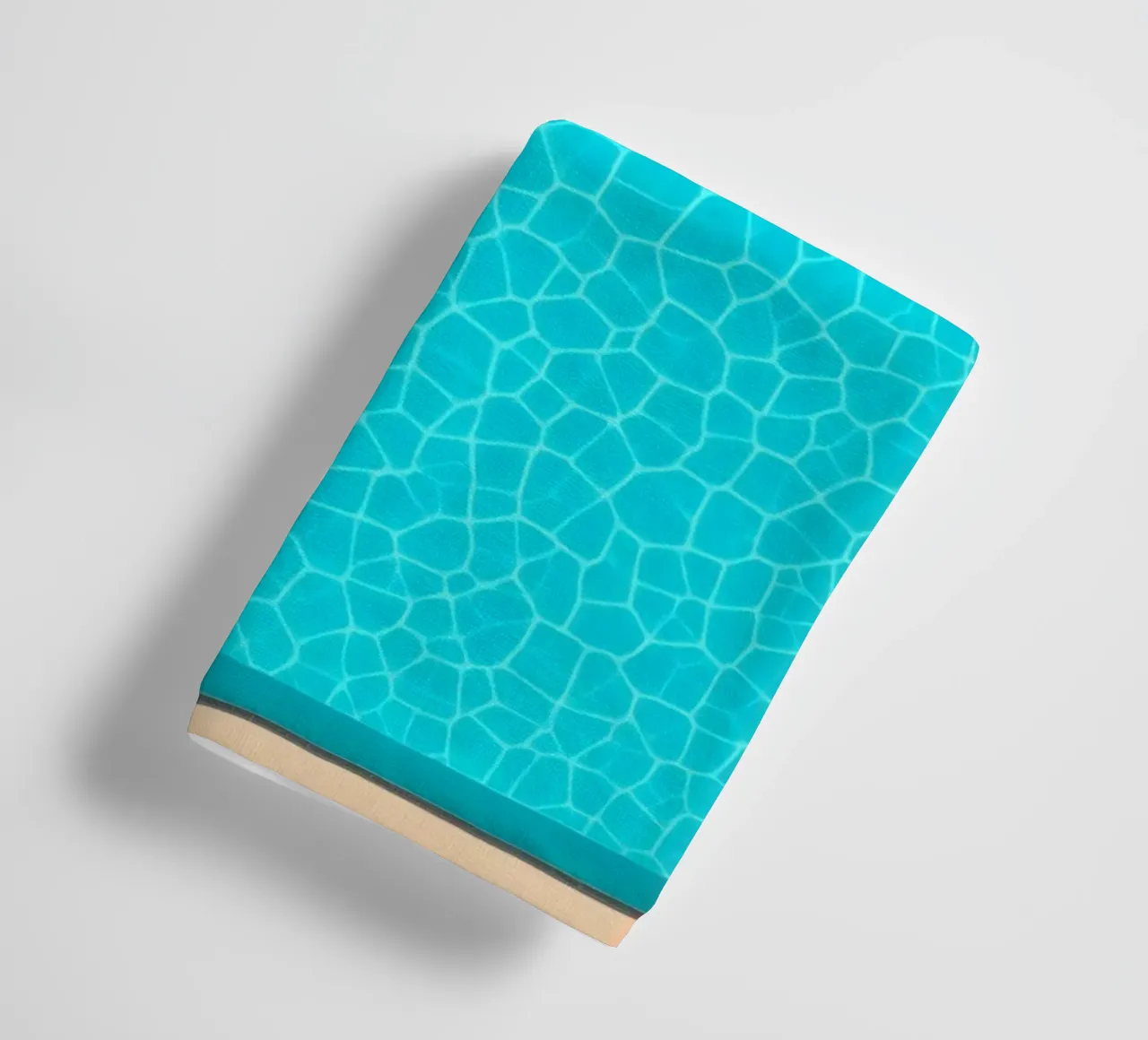 Piscina blu brillante circondata da un patio soleggiato asciugamano da bagno da DesignDoodle