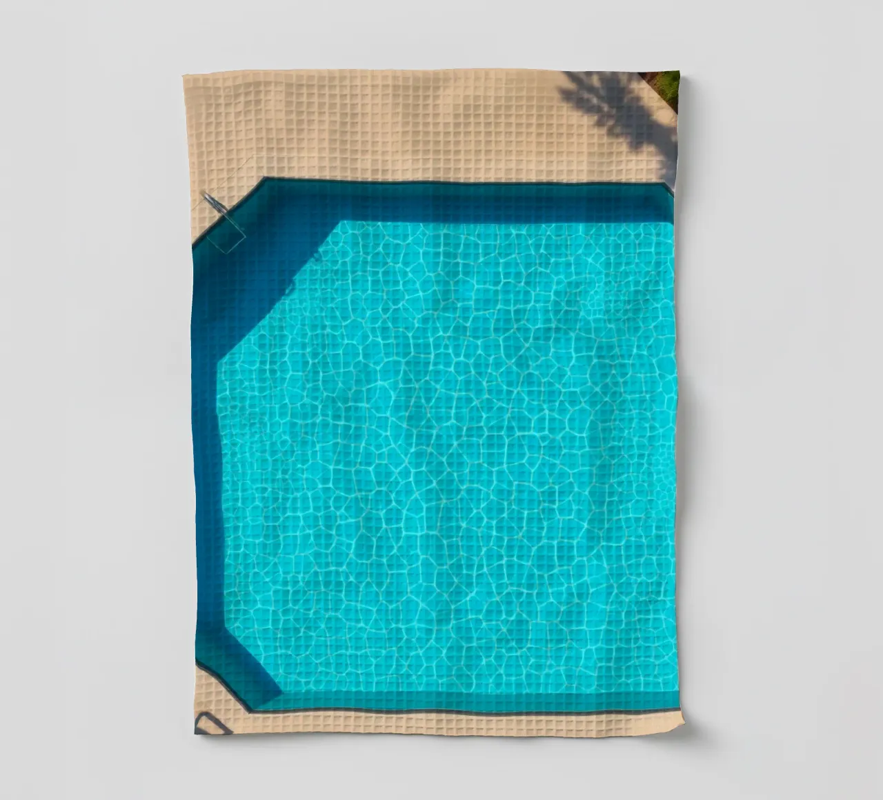 Piscine bleu vif entourée d'un patio ensoleillé torchon de DesignDoodle