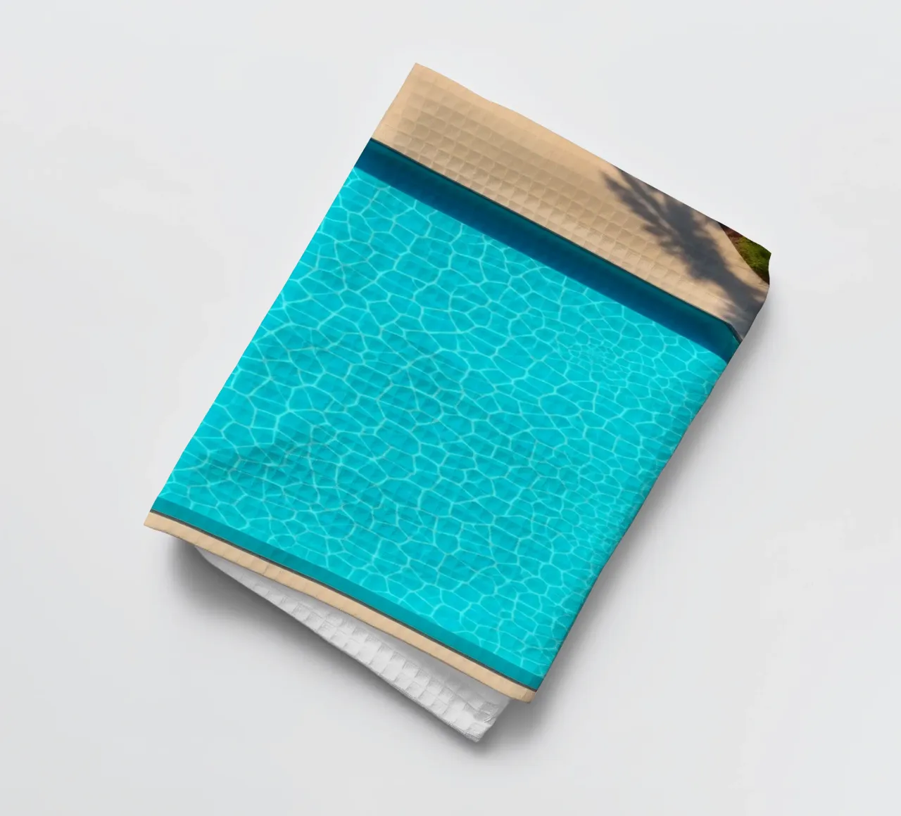 Piscine bleu vif entourée d'un patio ensoleillé torchon de DesignDoodle
