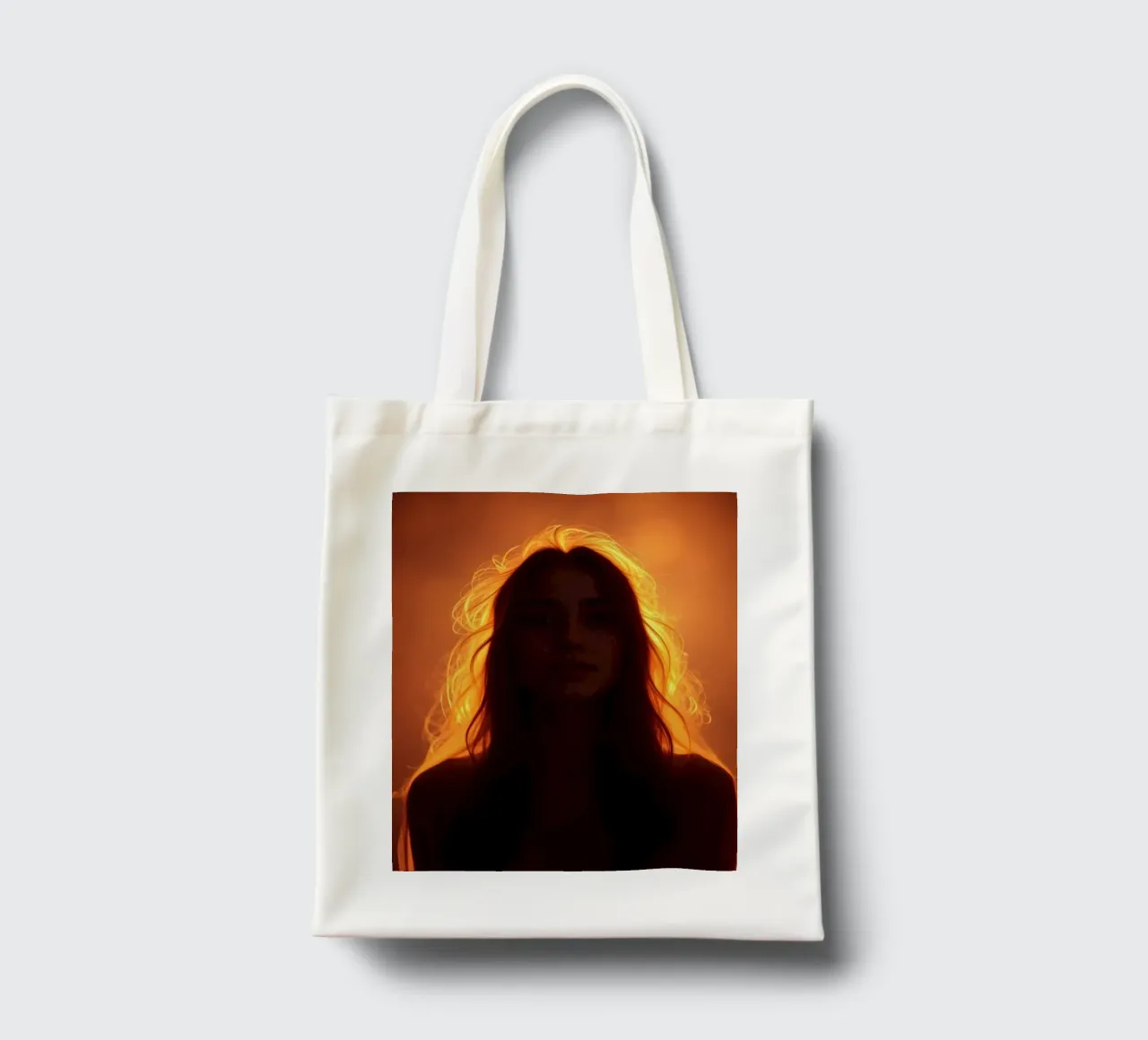 silhouette di una donna illuminata da una luce calda borsa in juta da DesignDoodle