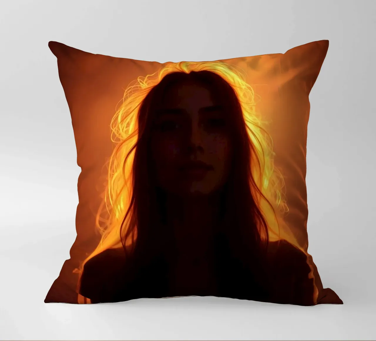 silhouette di una donna illuminata da una luce calda cuscino da DesignDoodle