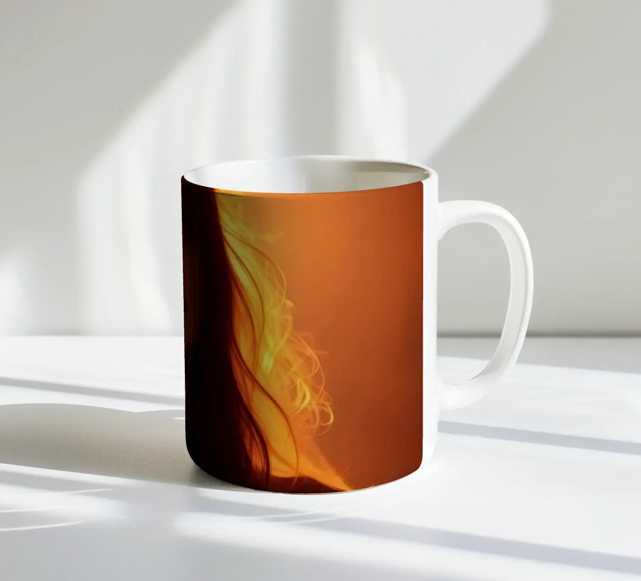 silhouette di una donna illuminata da una luce calda tazza in ceramica da DesignDoodle
