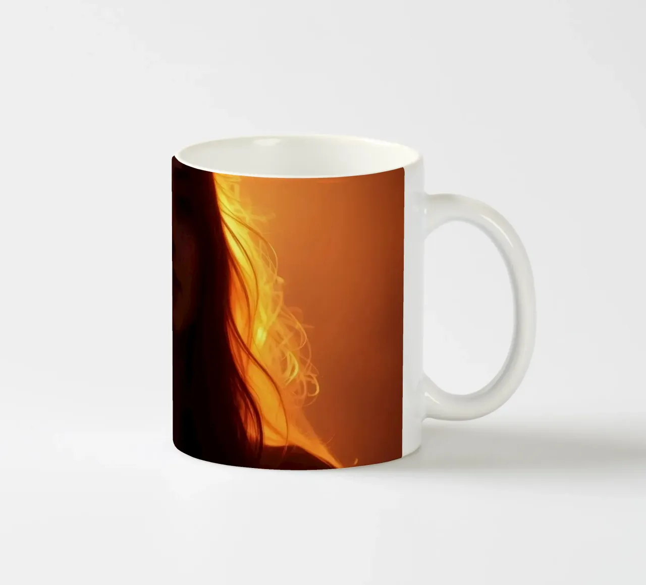 silhouette di una donna illuminata da una luce calda tazza in ceramica da DesignDoodle