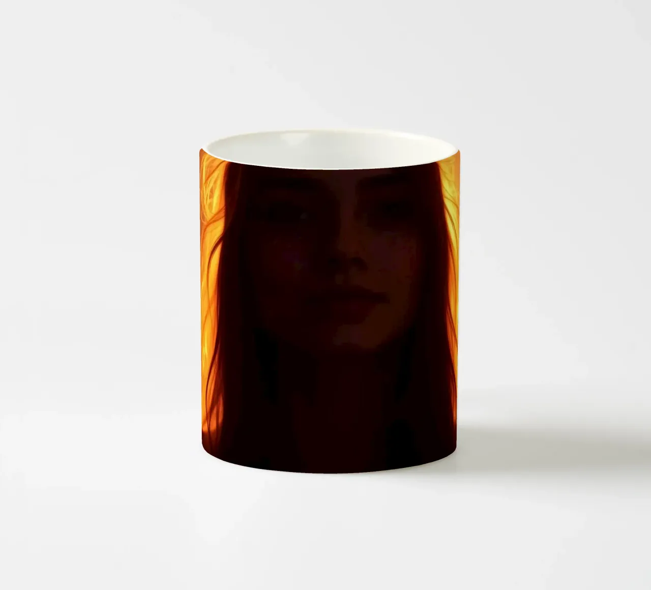 silhouette di una donna illuminata da una luce calda tazza in ceramica da DesignDoodle