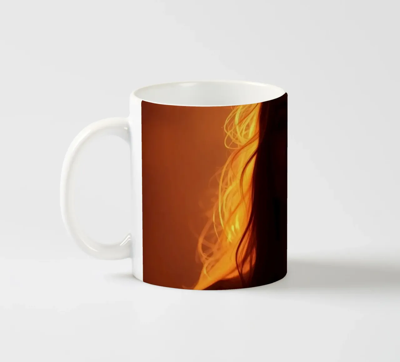 silhouette di una donna illuminata da una luce calda tazza in ceramica da DesignDoodle