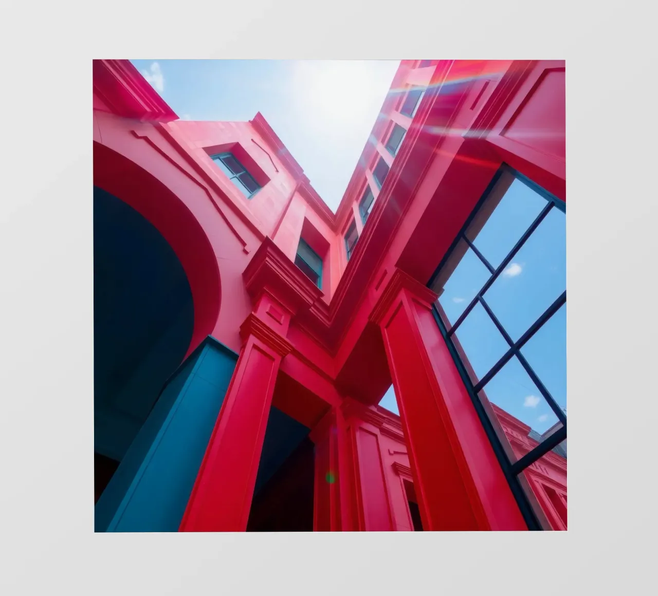 dettaglio architettonico di un edificio rosso sotto un cielo sereno pellicola backlit da DesignDoodle