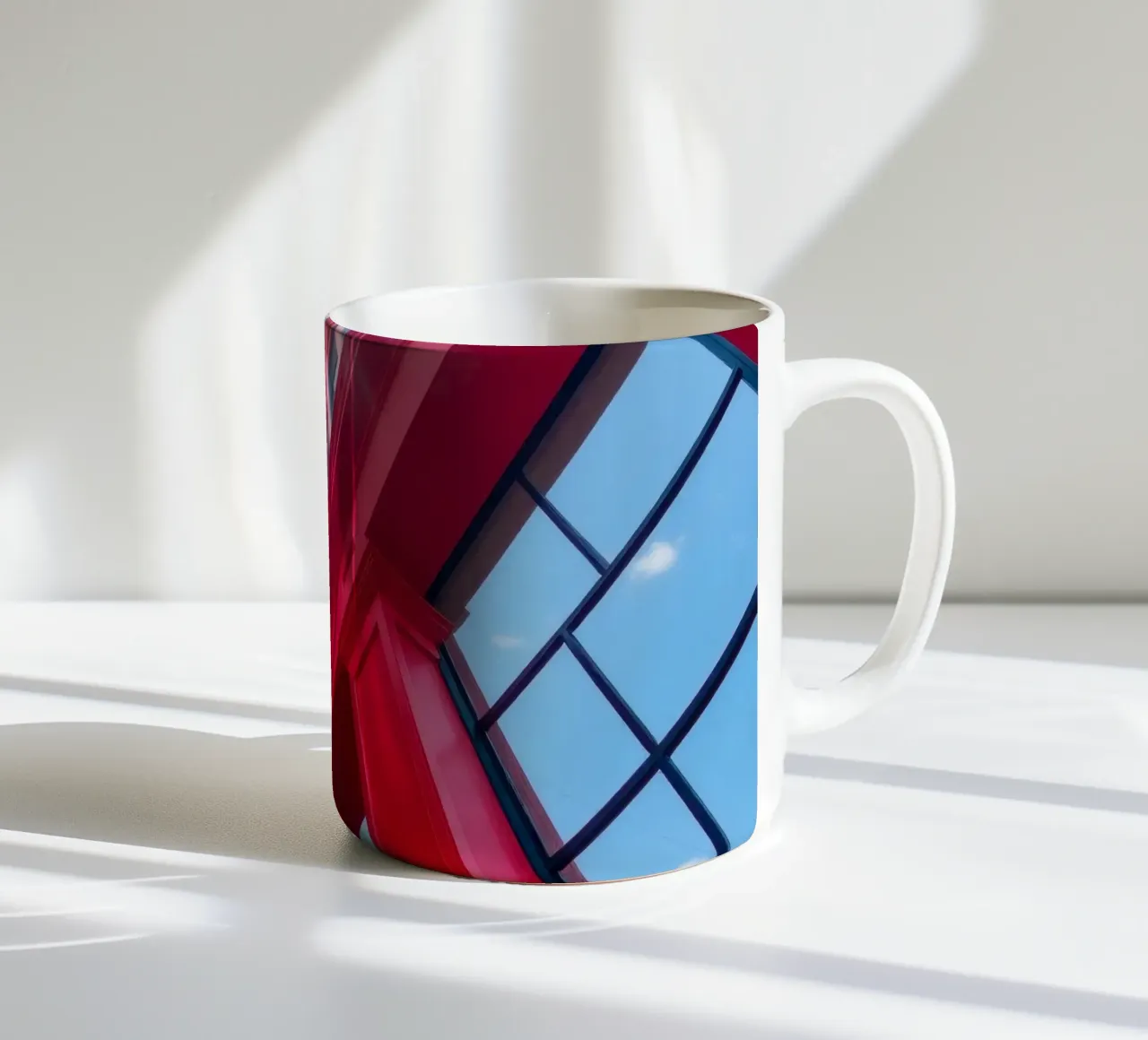 dettaglio architettonico di un edificio rosso sotto un cielo sereno tazza in ceramica da DesignDoodle