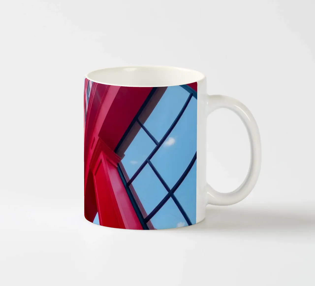 dettaglio architettonico di un edificio rosso sotto un cielo sereno tazza in ceramica da DesignDoodle