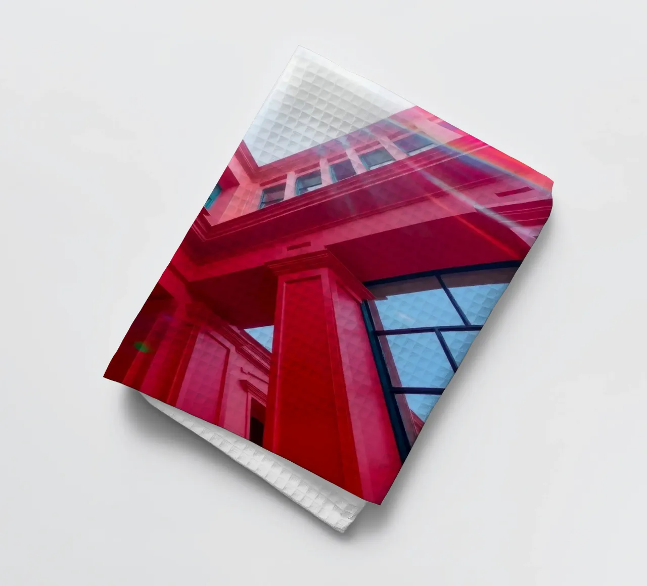 détail architectural d'un bâtiment rouge sous un ciel clair torchon de DesignDoodle