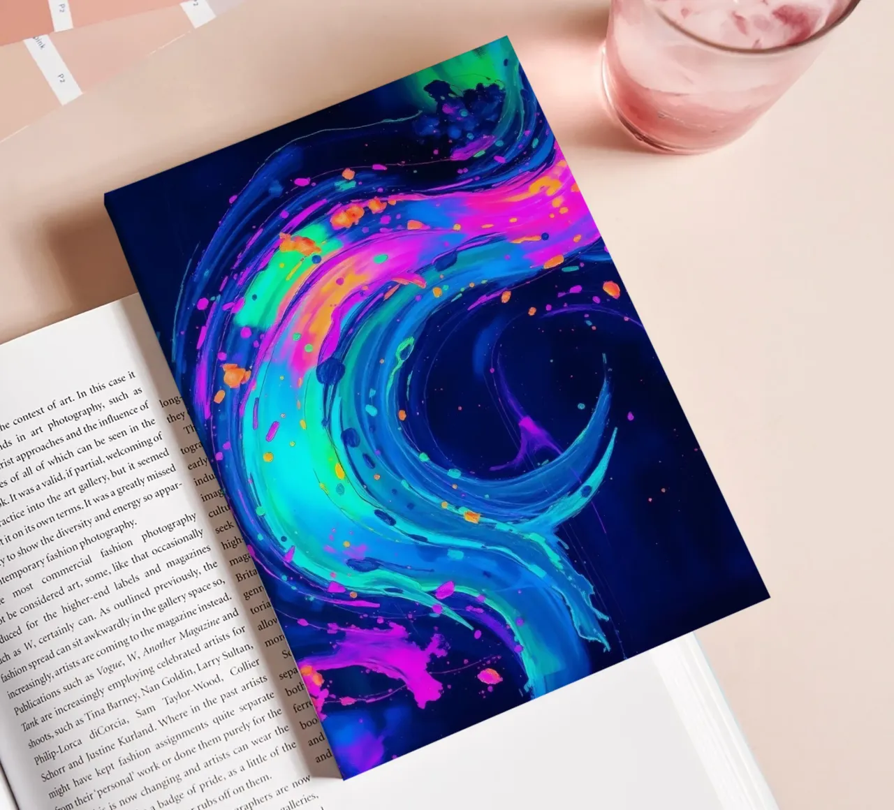 abstrakter Strudel mit Neontönen, der Bewegung in einem dunklen Hintergrund erzeugt Notizbuch von DesignDoodle