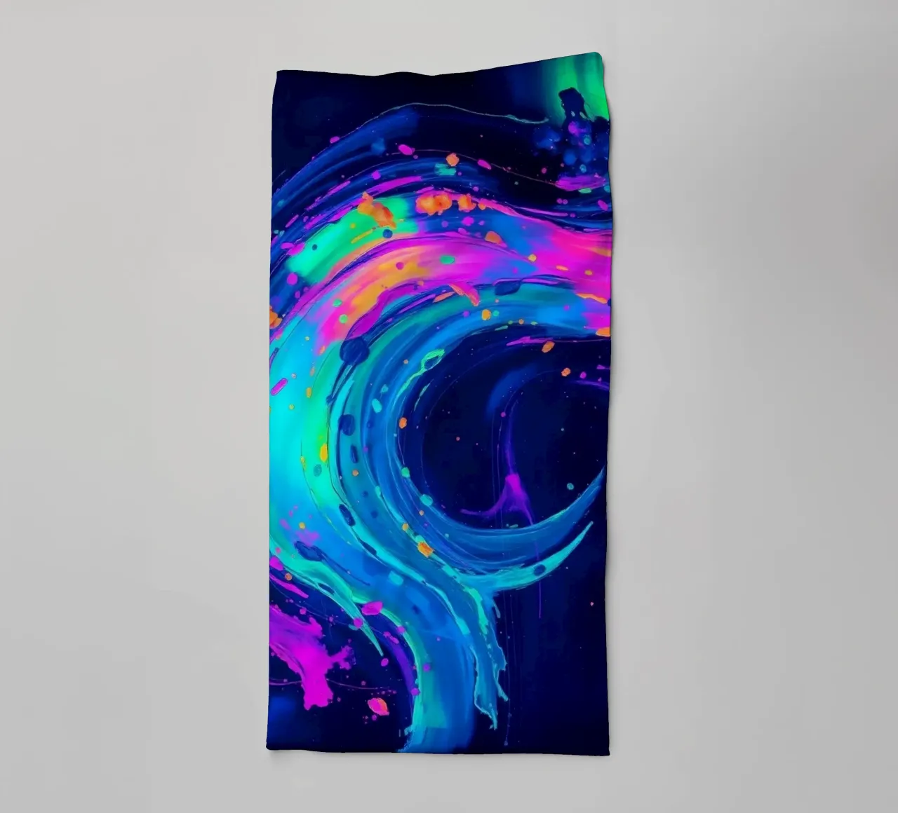 abstrakter Strudel mit Neontönen, der Bewegung in einem dunklen Hintergrund erzeugt Handtuch von DesignDoodle