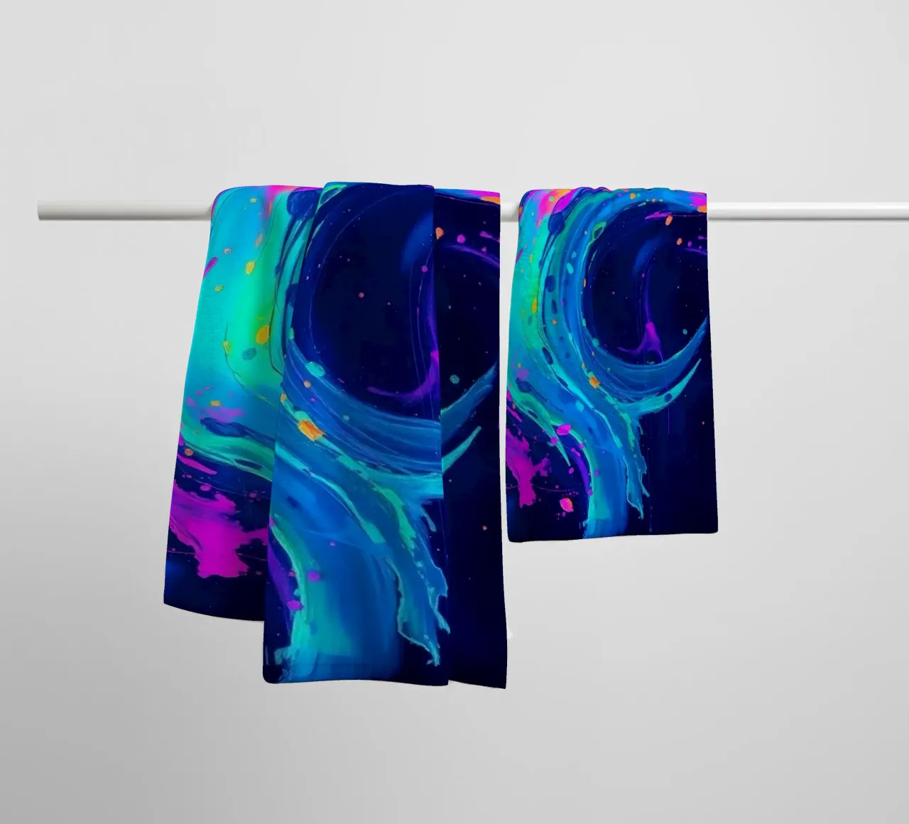 abstrakter Strudel mit Neontönen, der Bewegung in einem dunklen Hintergrund erzeugt Handtuch von DesignDoodle