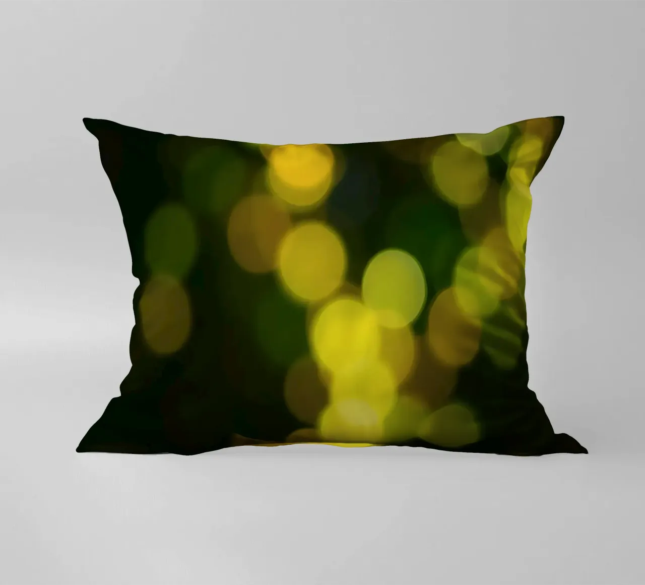 Le luci bokeh creano un'atmosfera festosa cuscino da DesignDoodle