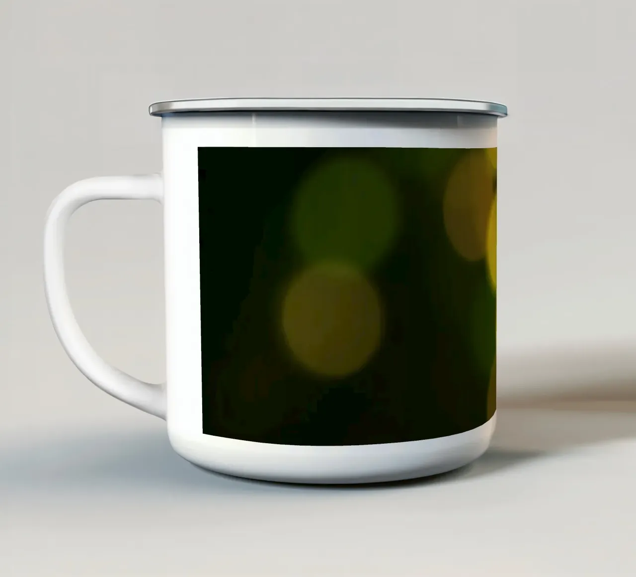 Le luci bokeh creano un'atmosfera festosa tazza in smalto da DesignDoodle