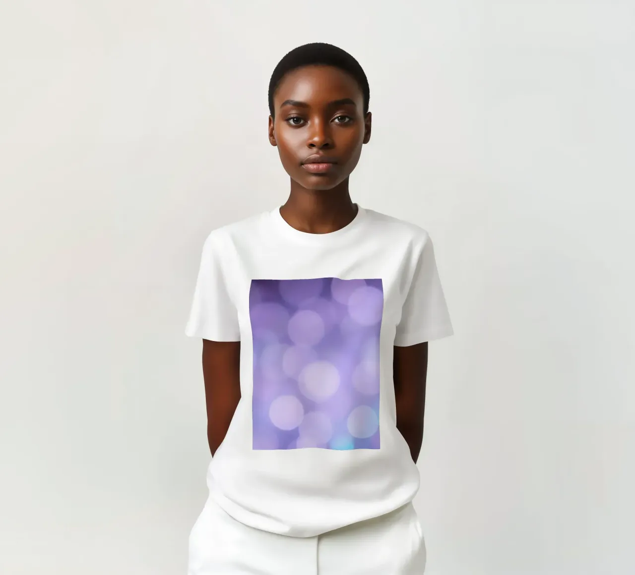 Sfondo bokeh con luci soffuse viola e blu t-shirt da DesignDoodle
