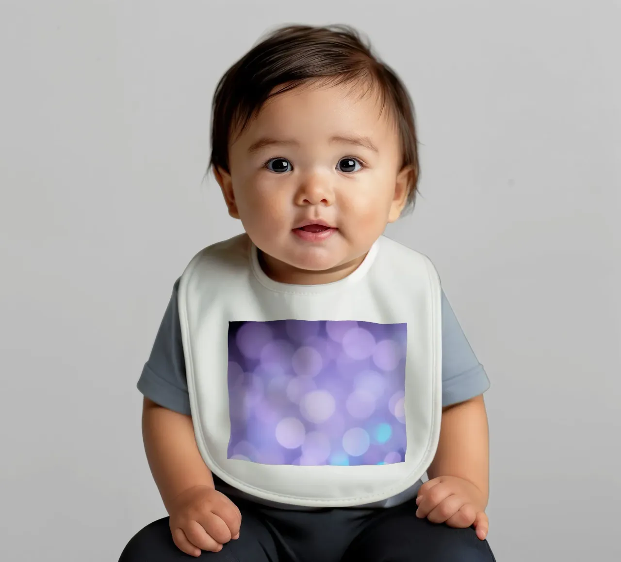 Sfondo bokeh con luci soffuse viola e blu bavaglino da DesignDoodle