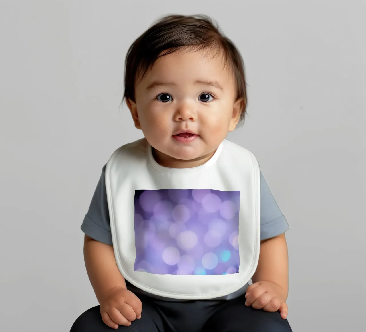 Sfondo bokeh con luci soffuse viola e blu bavaglino da DesignDoodle