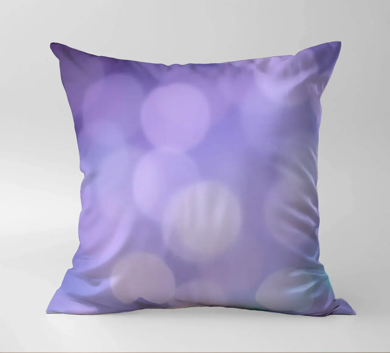 Bokeh-Hintergrund mit weichen lila und blauen Lichtern Kissen von DesignDoodle