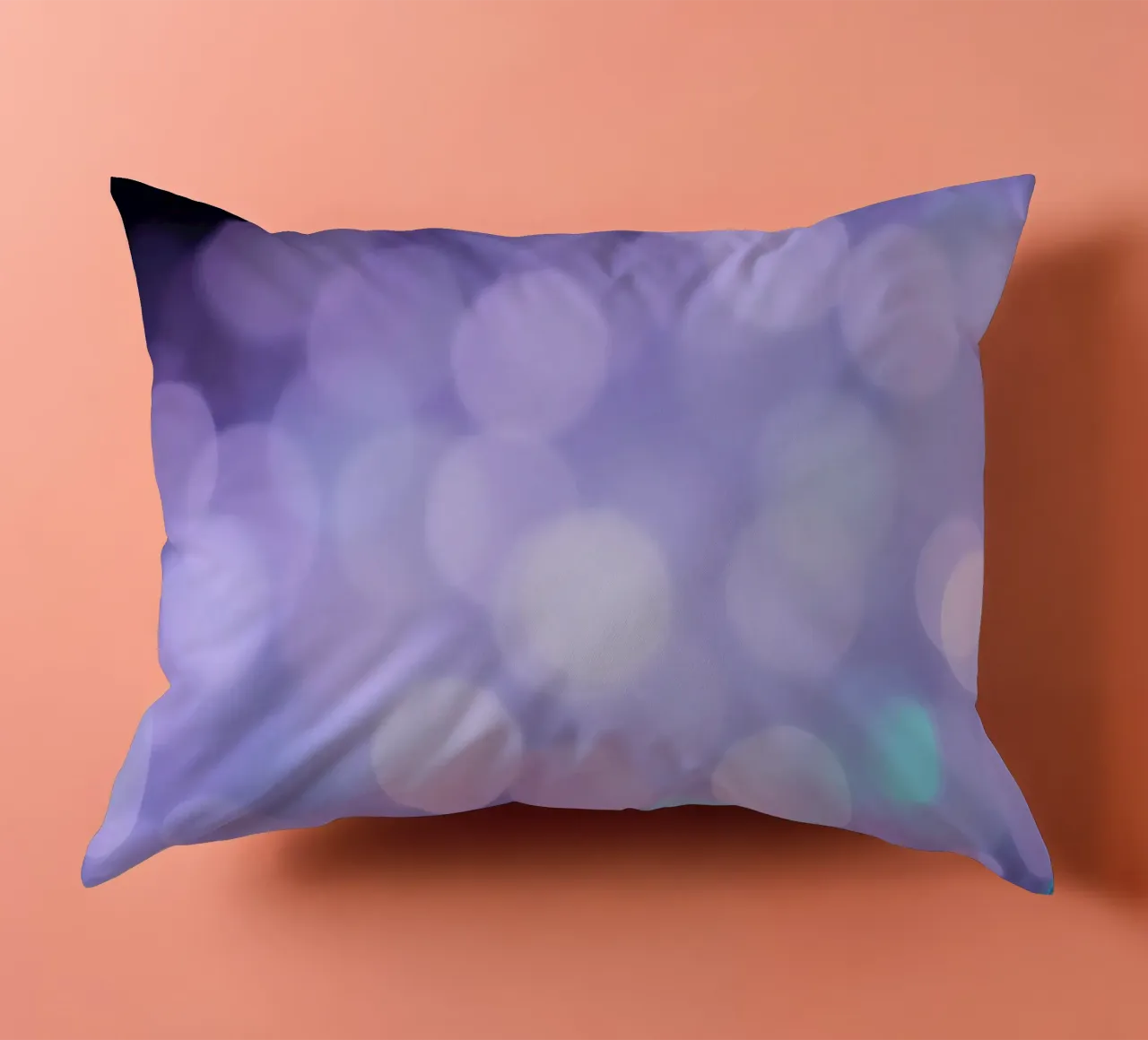 Sfondo bokeh con luci soffuse viola e blu cuscino da DesignDoodle