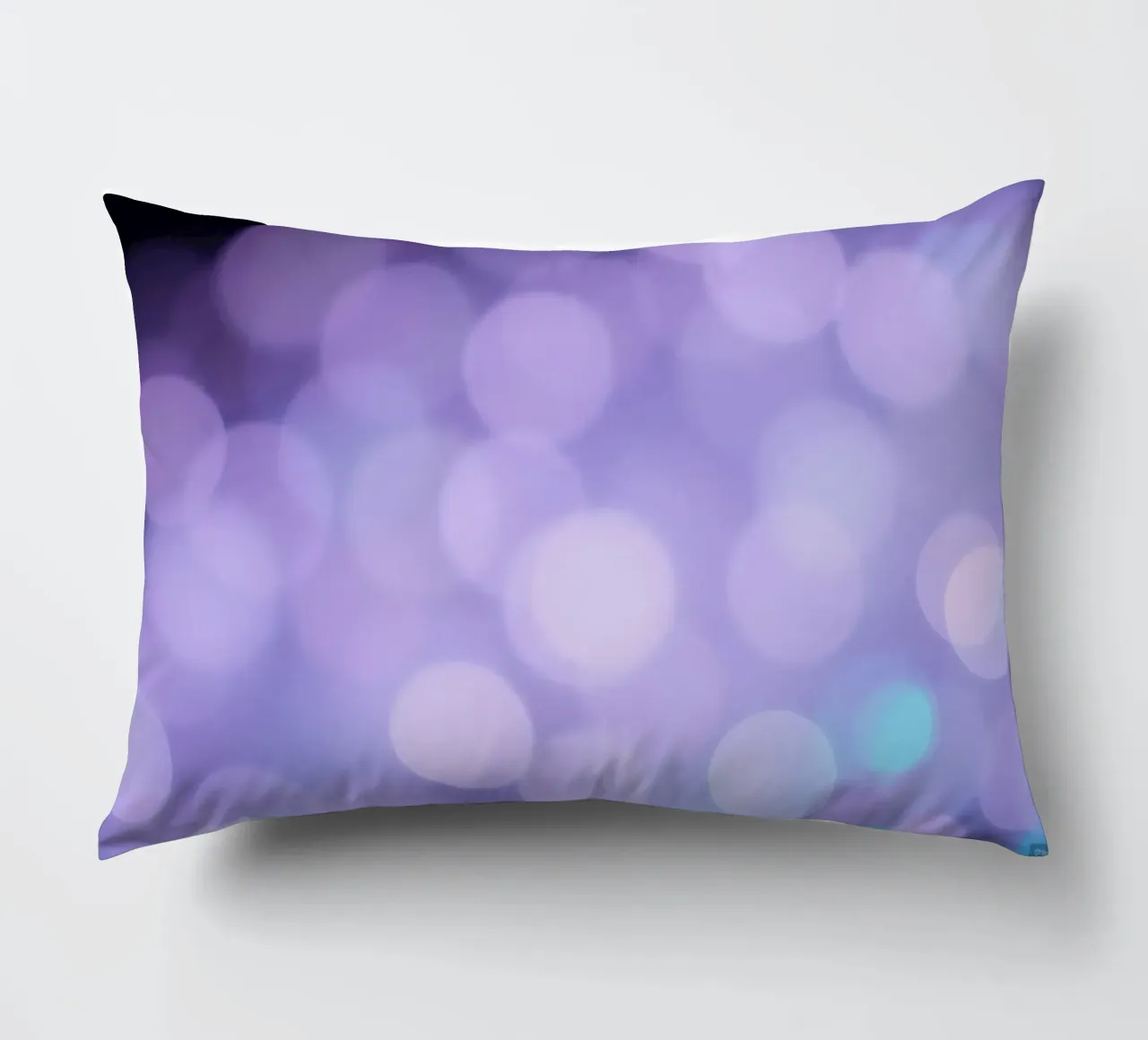 Sfondo bokeh con luci soffuse viola e blu cuscino da DesignDoodle
